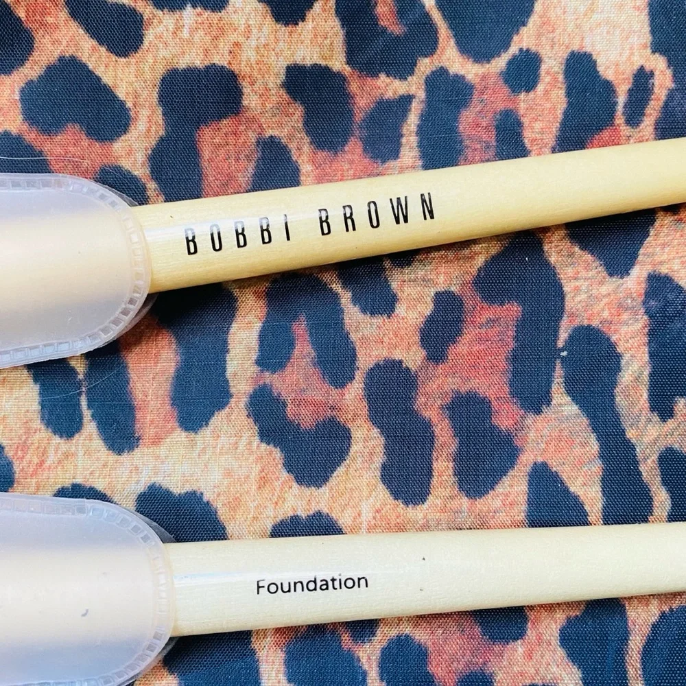 Bobbi Brown blush Cosmetic Bag 2 foundation Brushes